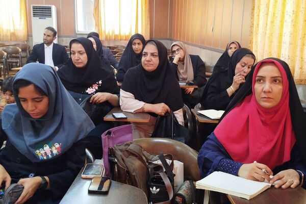 برگزاری کارگاه هوش مصنوعی ، آموزش معکوس و تولیدمحتوا برای سرگروه های آموزشی در ناحیه یک شهرری
