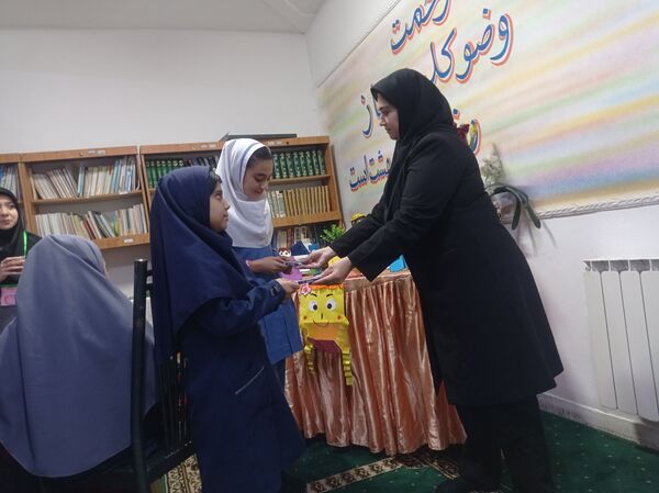 گرامیداشت هفته کتاب و کتابخوانی در مدرسه مهندس رحمانی فرد ناحیه یک مشهد 