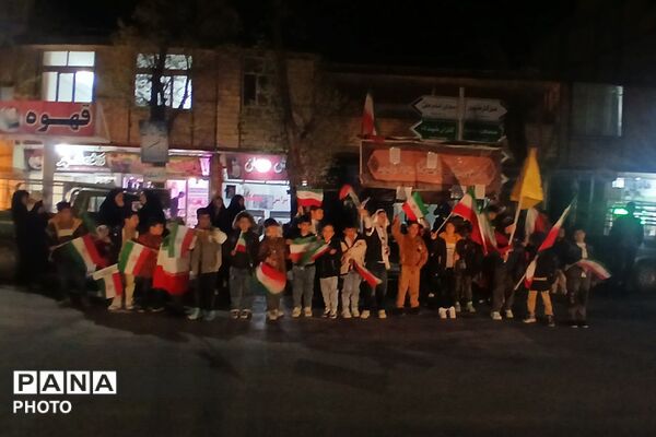 اینجا دانش‌آموزان و فرهنگیان میدان‌داری می‌کنند