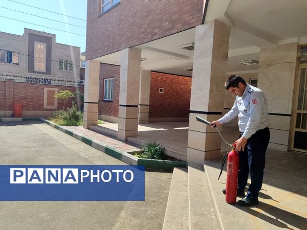 آموزش اطفای حریق به دانش‌آموزان مدرسه دخترانه شهید زین الدین