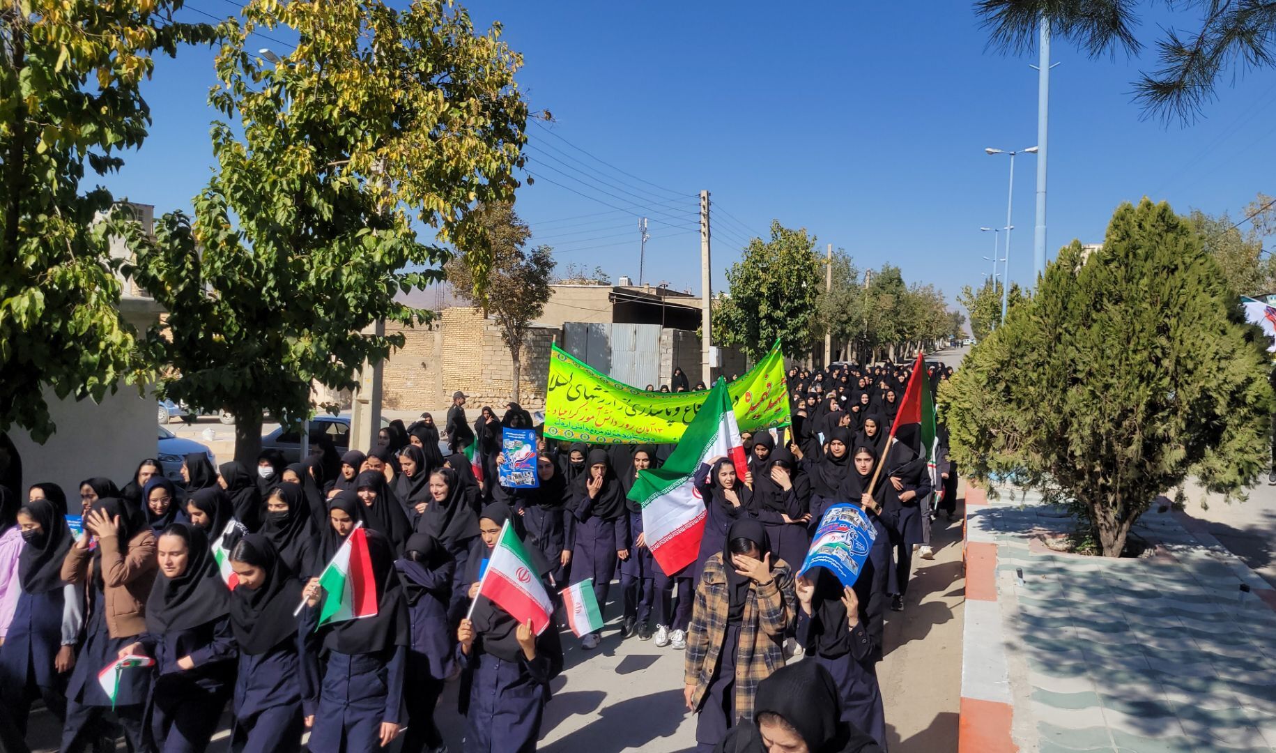 حماسه حضور دانش‌آموزان اردلی در روز ۱۳ آبان؛ فریاد استکبارستیزی نسل آینده انقلاب