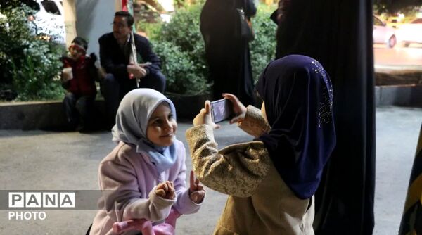 الله اکبر و پرچم ایران؛ نماد مقاومت نوجوانان همدانی در تجمعات شبانه