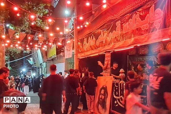 شبی به نام جوانمردی؛ گل‌ریزان عاشقان حضرت قاسم علیه السلام در شب ششم محرم