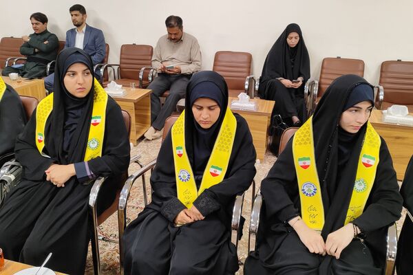 دیدار دختران دانش‌آموز سنندجی با نماینده ولی‌فقیه در کردستان 