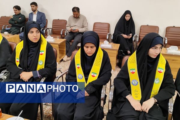 دیدار دختران دانش‌آموز سنندجی با نماینده ولی‌فقیه در کردستان 