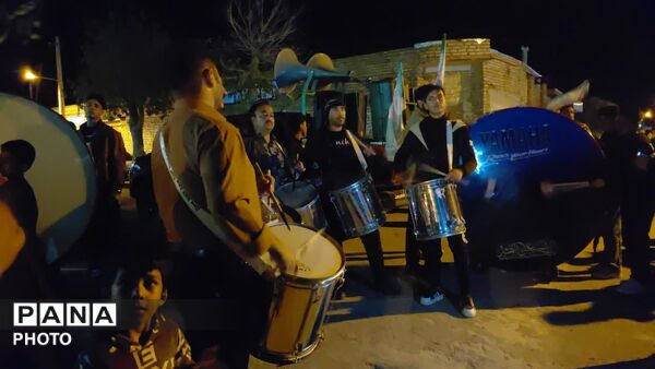 اجتماع شبانه مردم و مراسم زنجیر زنی هیئت حسینی مهدی آباد خلیل آباد 