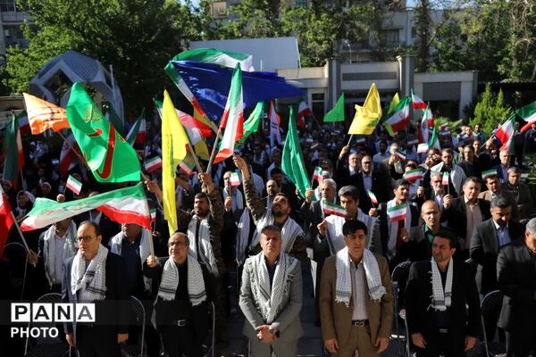 مراسم صبحگاه مشترک بسیج فرهنگیان تهران بزرگ در اداره کل آموزش و پرورش