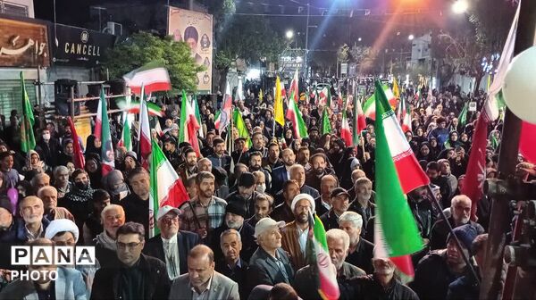 آسمان ملایر پر از نور؛ کودکان و دلدادگان در استقبال از پرچم رضوی