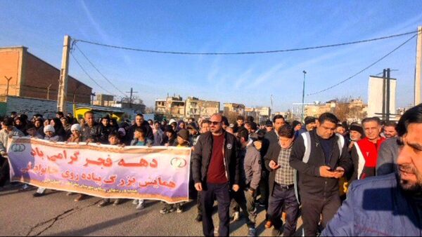 همایش بزرگ پیاده‌روی خانوادگی به مناسبت دهه فجر در شهرک سیدجمال‌الدین نظرآباد