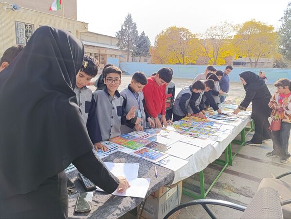برگزاری نمایشگاه کتاب در دبستان معلم دو آشخانه 