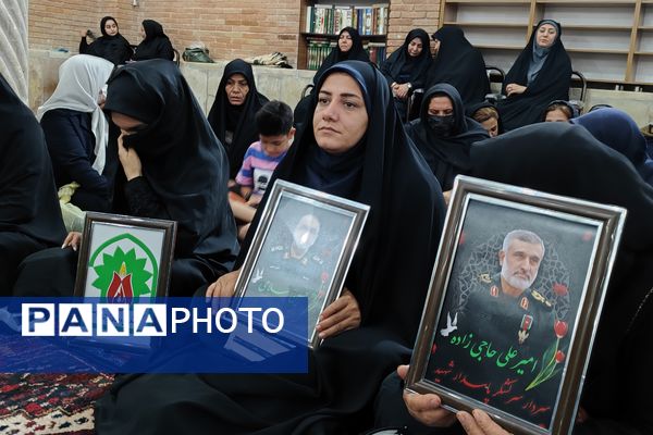 مراسم چهلمین روز شهادت شهدای اقتدار با حضور گسترده مردم کردستان در سنندج 