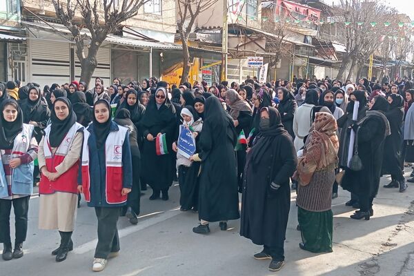 راهپیمایی یوم‌الله ۲۲بهمن با حضور گسترده مردم و نهادها در بانه