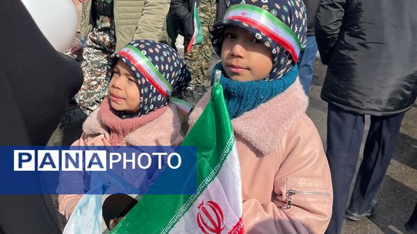 حضور پرشور کودکان در راهپیمایی ۲۲ بهمن