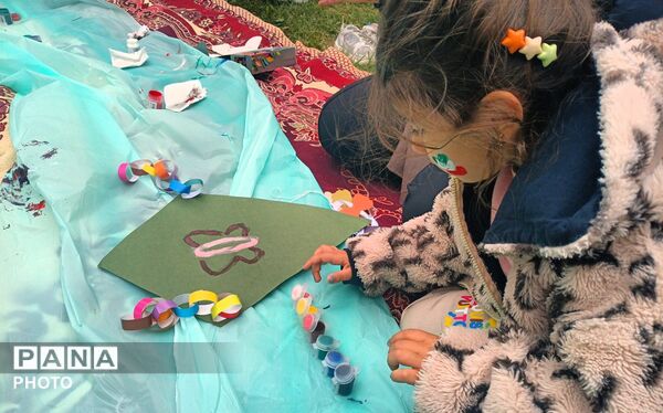آسمانِ پارک فرهنگیان بناب زیر باران بادبادک‌های رنگی