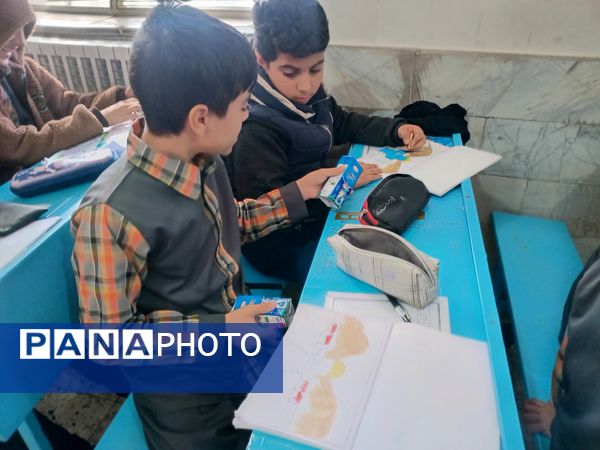 توزیع شیر گامی برای سلامت و نشاط دانش‌آموزان در دبستان شهید پسندیده فدافن 