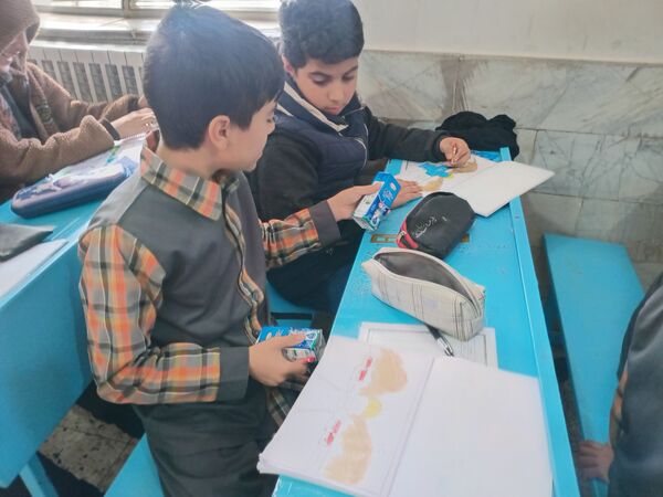 توزیع شیر گامی برای سلامت و نشاط دانش‌آموزان در دبستان شهید پسندیده فدافن 