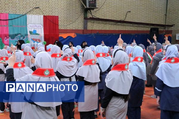 بهارستان دو صحنه همفکری، همدلی و همکاری پیشتازان در همایش یاوران انقلاب