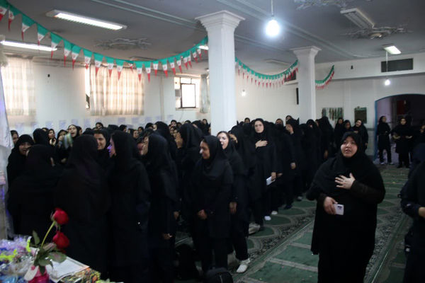 تقدیر از دانش آموزان برتر دبیرستان دخترانه سیداحمد فاتحی یک قم 