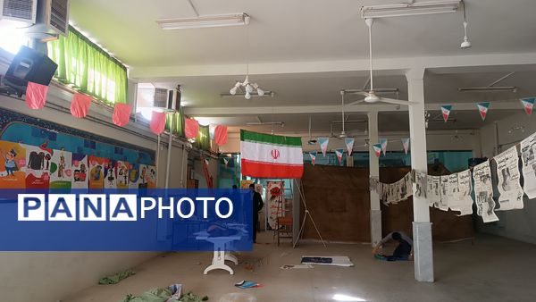 آماده‌سازی نمایشگاه انقلاب به‌‎مناسبت دهه فجر در دبیرستان شاهد ابوذر غفاری نیشابور 