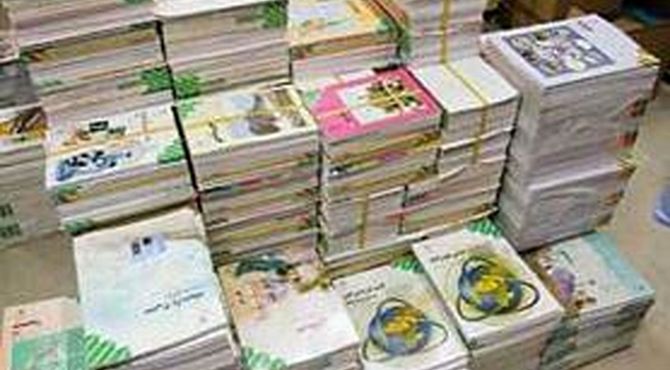 بسته بندی و توزیع کتب درسی در دبیرستان نمونه دولتی بنت الهدی 