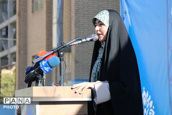 «مهر کریمانه» با حضور وزیر آموزش و پرورش در دبستان پروین اعتصامی بهارستان‌دو