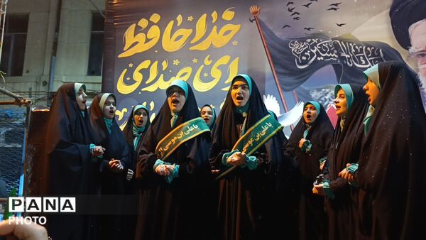 اجرای گروه سرود «اخت‌الرضا» در غرفه آموزش و پرورش مرند