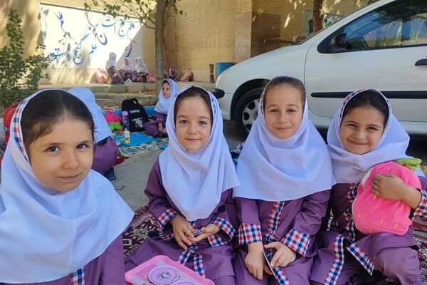 شادی و هیاهوی کودکان در اردوی درون مدرسه‌ای  آموزشگاه ایران ۲ به مناسب هفته ملی کودک 