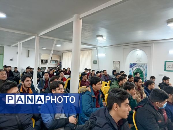 جلسه تجربه گردانی با قبول شدگان کنکور سراسری در دبیرستان نمونه آیت‌الله خامنه‌ای