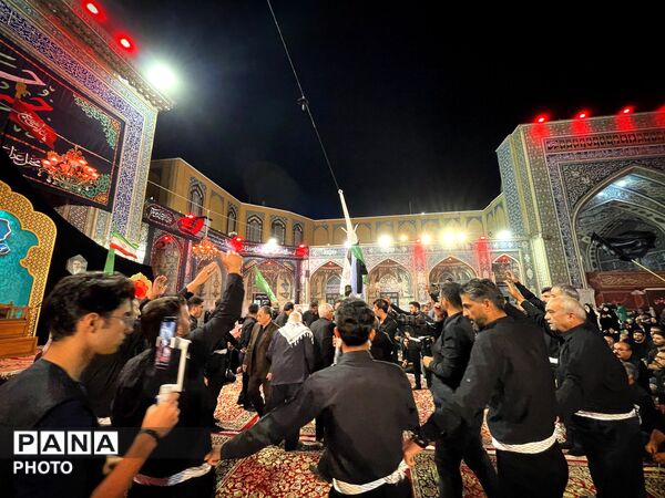 اجرای آیین سنتی علم زنی شهرستان کاشمر در حرم مطهر رضوی