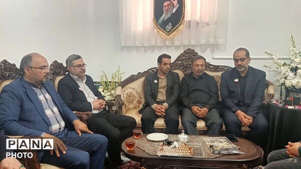 دیدار مسئولان آموزش و پرورش ناحیه یک قم با تنها بازمانده حمله هوایی به شهرک ولایت قم