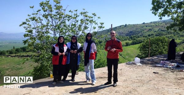 پیاده‌روی اعضای هلال احمر در روستای کشانک