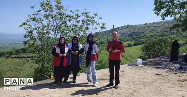 پیاده‌روی اعضای هلال احمر در روستای کشانک