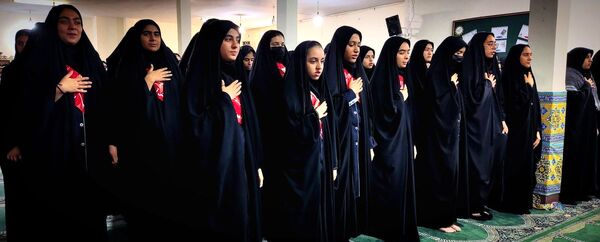 استقبال دانش‌آموزان دبیرستان شهید برقعی 2 قم از یک لاله فاطمی