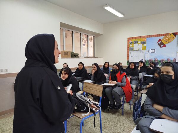 برگزاری کلاس آموزشی با محوریت هویت یابی در دبیرستان دخترانه نور اردبیل