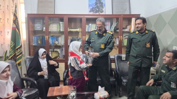 قدردانی دختران پیشتاز آموزشگاه نوریه جیرفت از پاسداران
