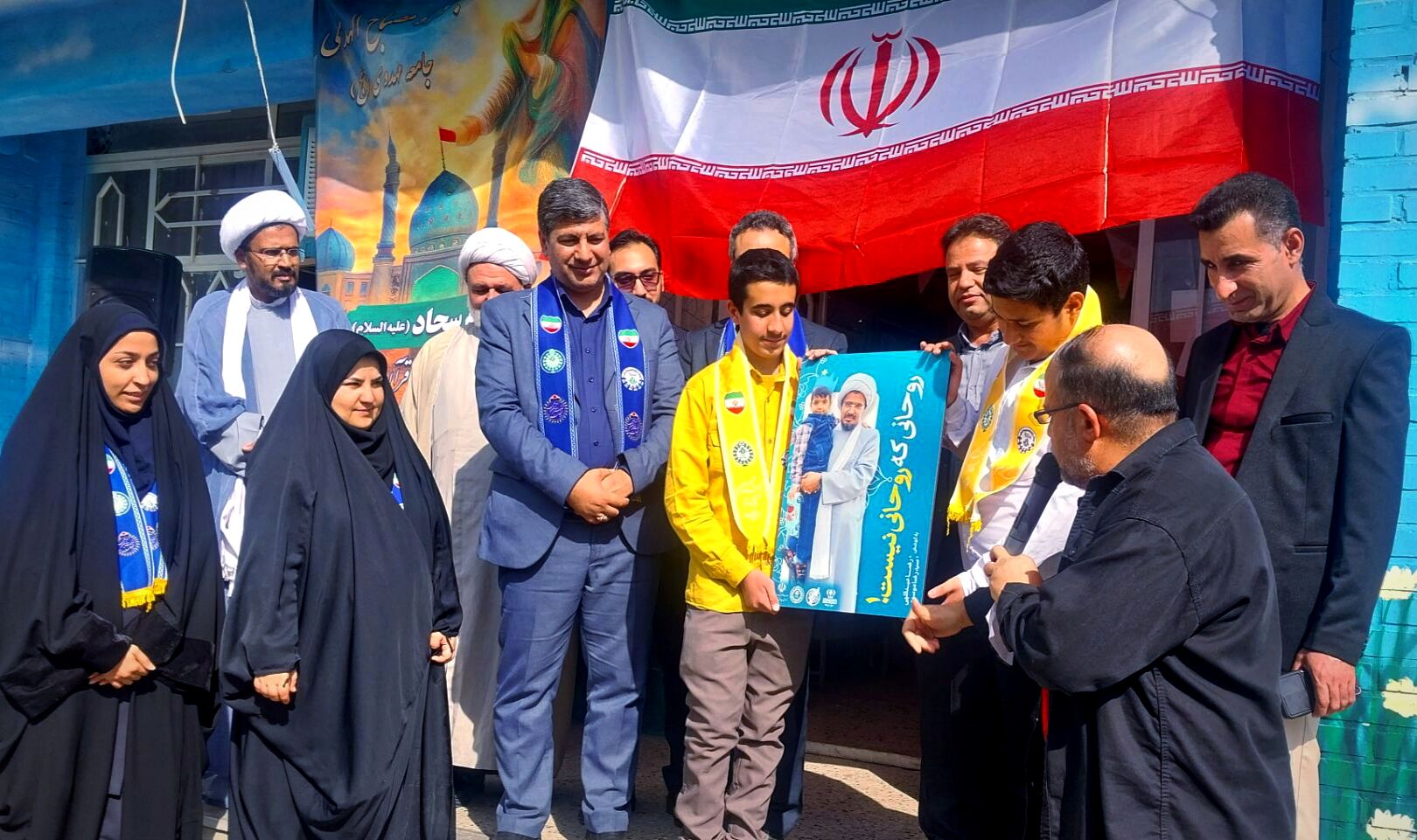 رونمایی از کتاب «روحانی که روحانی نیست» در دبیرستان باقریه