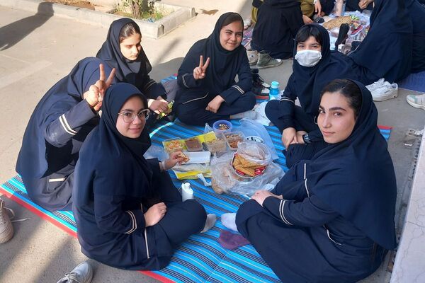 صبحی سالم در دبیرستان دخترانه فرهنگ قرچک