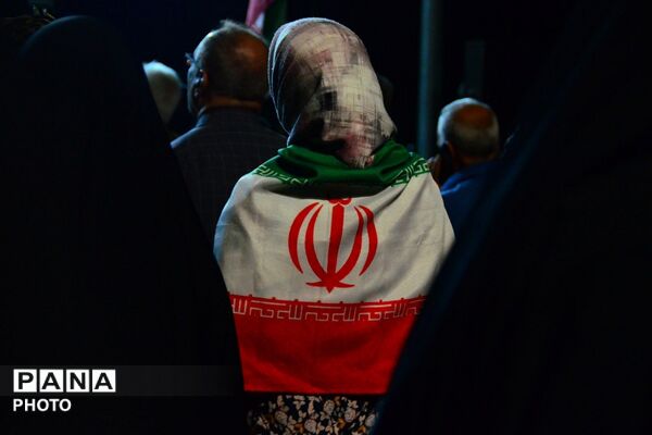 تقدیر از معلمان و فعالان فرهنگی در هفته گرامیداشت مقام معلم در میدان شهید بروجردی 