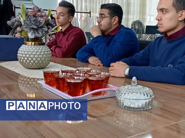 جلسه هم‌اندیشی اعضای شورای دانش‌آموزی دبیرستان نمونه آیت‌الله خامنه‌ای 