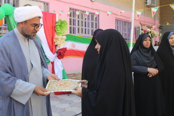 جشن دهه فجر انقلاب اسلامی در دبیرستان رضوان شهرستان بوشهر