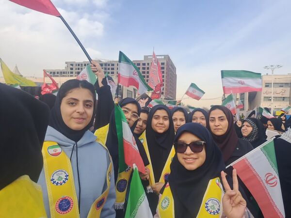 حضور دانش آموزان دبیرستان علی افشارنژاد در گردهمایی میدان شهدا و گلبانک انقلاب