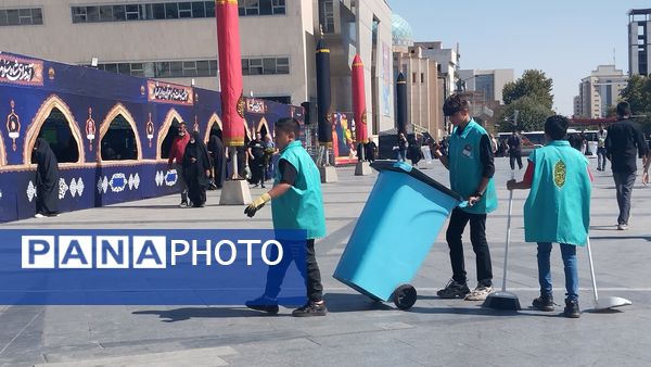 حضور نوجوانان در میدان شهدای مشهد برای استقبال و پذیرایی از زائران امام رضا(ع)