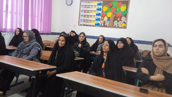 جلسه انجمن اولیا و ارائه کارنامه های هشدار به والدین در مدرسه شهید نجفی فدافن