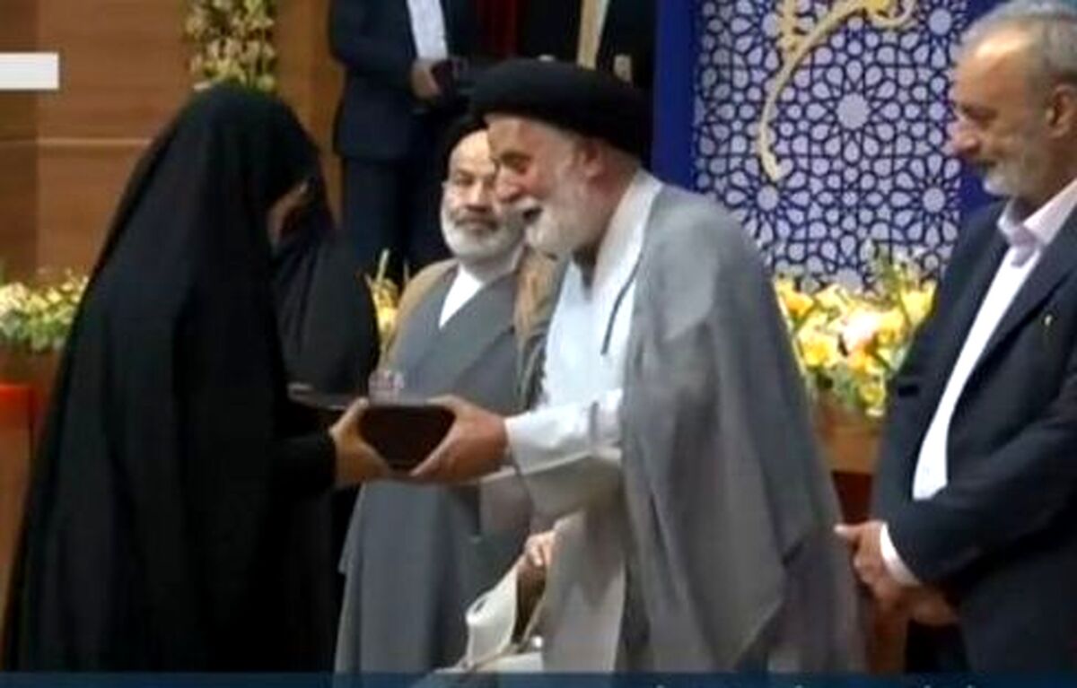 تجلیل از مدیرکل انجمن اولیا و مربیان وزارت آموزش و پرورش در سی‌ودومین اجلاس سراسری نماز