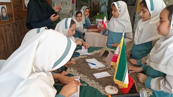 تمرین مردم سالاری در دبستان لطیفه، دانش‌آموزان پای صندوق‌های رأی رفتند
