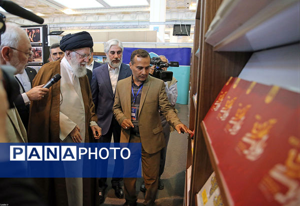 بازدید رهبر معظم انقلاب اسلامی از سی‌وپنجمین نمایشگاه کتاب تهران