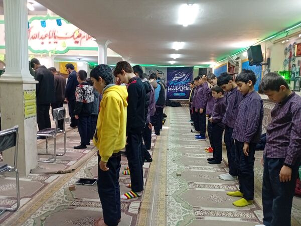 اقامه نماز جماعت ظهر توسط دانش آموزان مدرسه شهید نوروز علی حسینی 