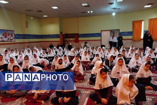 افتتاح کتاب «از ایرانمان دفاع کنیم» در دبستان ۲۲ بهمن با حضور مادر شهید عرشیان افشارمند