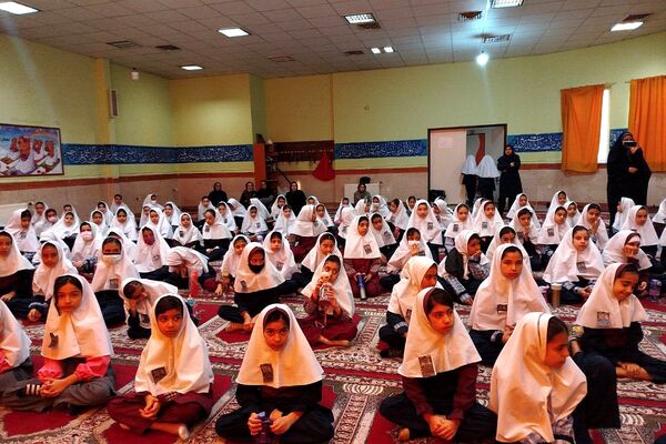 افتتاح کتاب «از ایرانمان دفاع کنیم» در دبستان ۲۲ بهمن با حضور مادر شهید عرشیان افشارمند