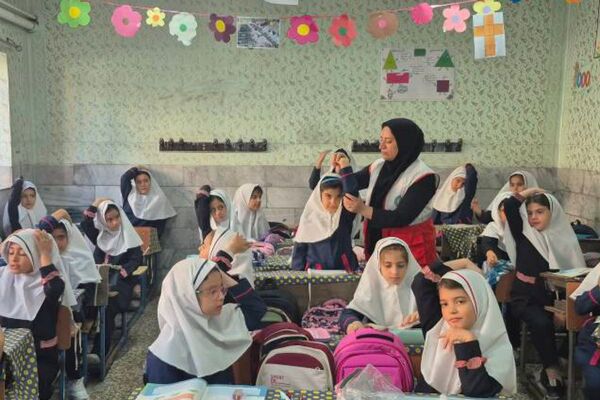 حضور نیروهای هلال احمر در دبستان هدی۱ به مناسبت هفته پدافند غیرعامل